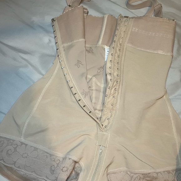 Nude strapless guitar faja also comes with strap for extra strength in size L - Picture 4 of 4